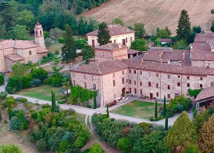 Il Castello Di לינה וארוחת בוקר 4*