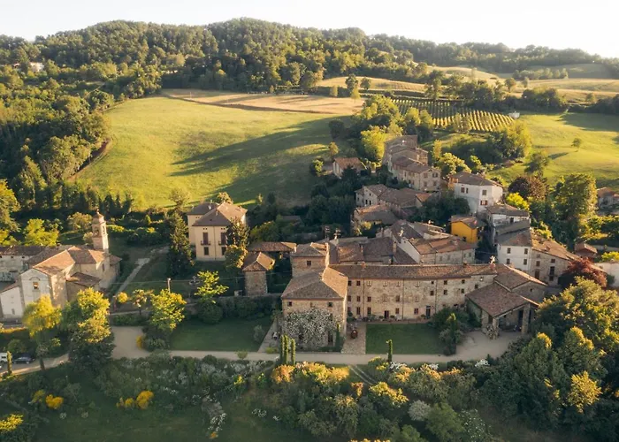 לינה וארוחת בוקר Il Castello Di Tassara